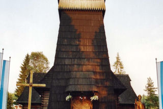 Pomnik Jana Pawła II przy kościele parafialnym w Groniu