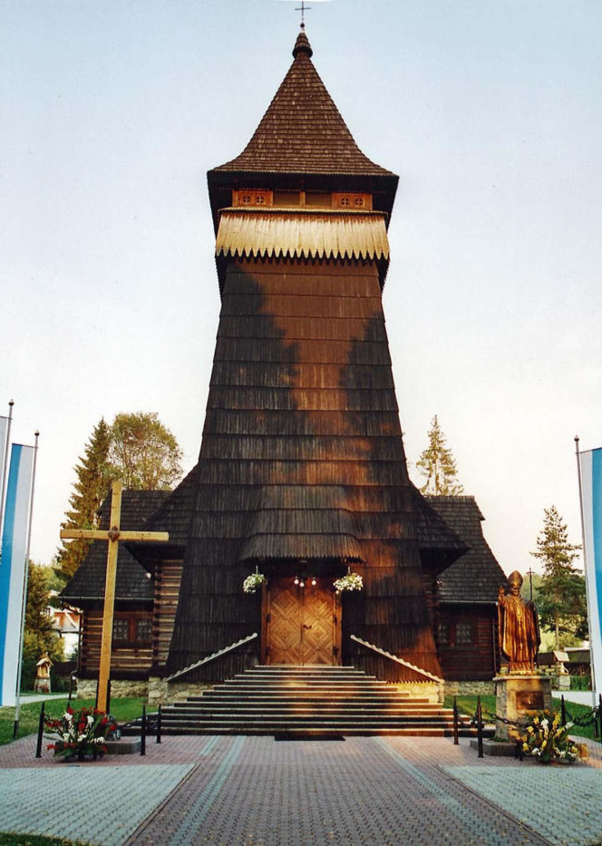 Pomnik Jana Pawła II przy kościele parafialnym w Groniu