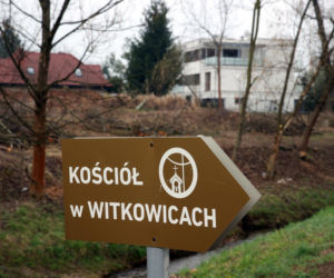 Elegancki chodnik przy luksusowym domu Andrzeja i Agaty Dudów 