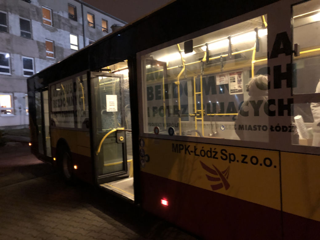 Autobus dla bezdomnych w Łodzi. Zobacz, jak wygląda pomoc potrzebującym
