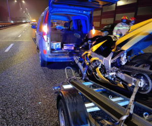 Wielka kraksa na Trasie Łazienkowskiej. Zgasł mu Opel, huknął w niego Renault