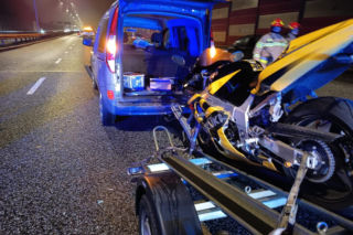 Wielka kraksa na Trasie Łazienkowskiej. Zgasł mu Opel, huknął w niego Renault