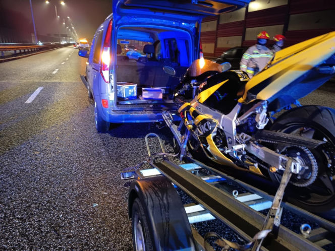 Wielka kraksa na Trasie Łazienkowskiej. Zgasł mu Opel, huknął w niego Renault