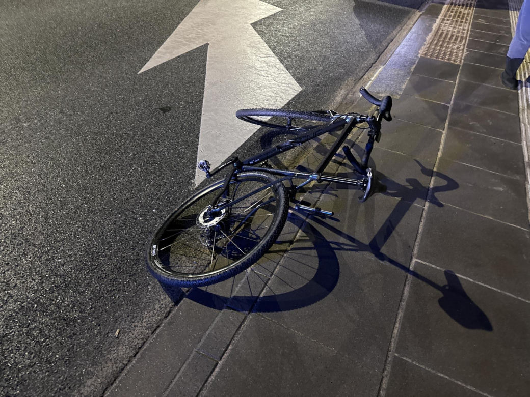 Dramat na drodze. Rozpędzone auto zmiotło rowerzystę z jezdni. Cyklista przeleciał kilkanaście metrów w powietrzu