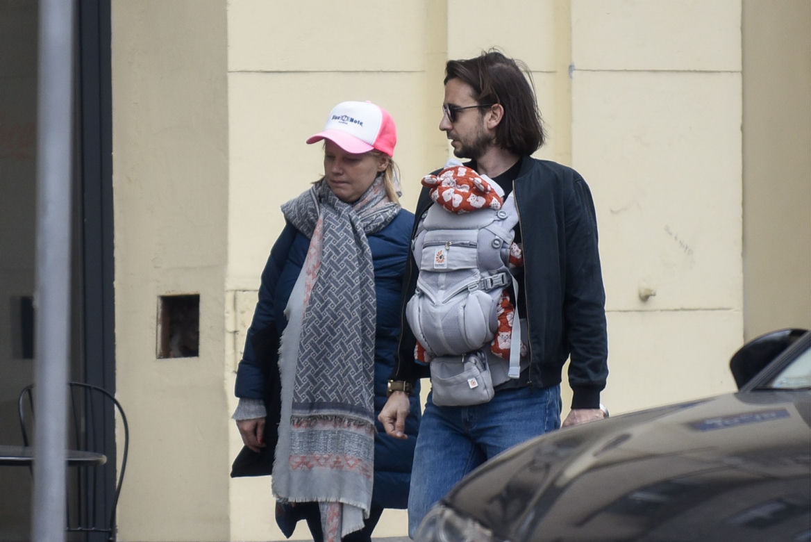 Joanna Kulig na spacerze z rodziną