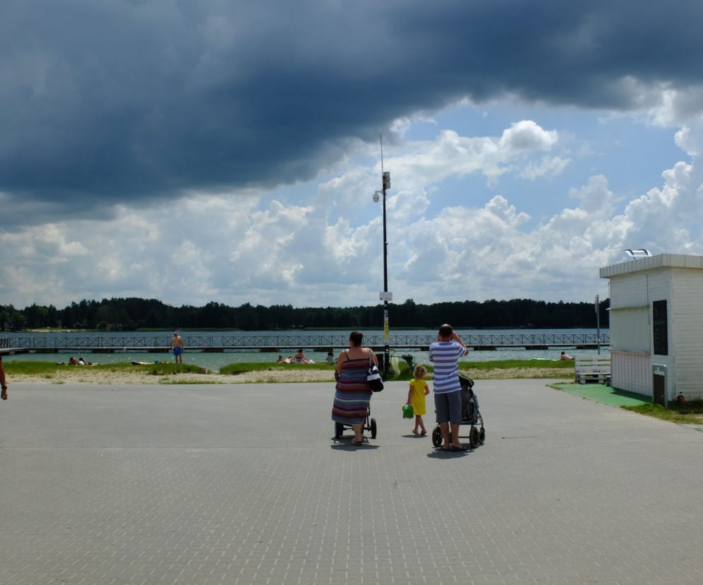 Jezioro Białe budzi się powoli. Upał, a ludzi jak na lekarst