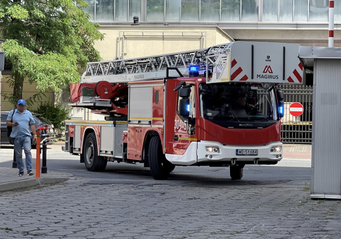 Horror na Woli. Pracownicy spadli z czwartego piętra. Winda budowlana zawisła na dwóch linach