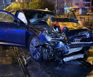 Zmiażdżone auto w centrum Warszawy 