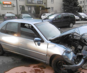 Pojazdy uszkodzone przez pijanego kierowcę na ul. Reymonta w Tarnowie