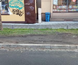 Absurd na ul. Kronikarza Galla. Drogowcy postawili barierki od strony... chodnika!
