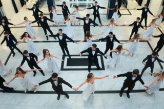 „Każda studniówka powinna tak wyglądać”. Walc maturzystów z woj. lubelskiego zachwycił internautów