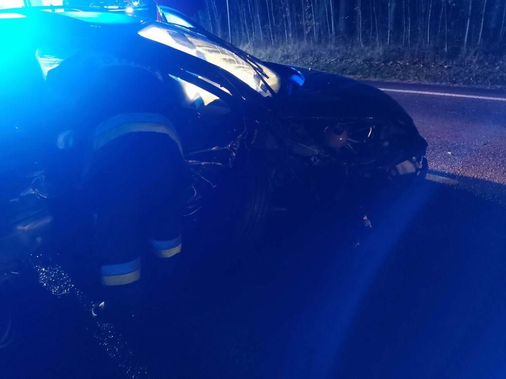 Pilne! Na drodze Starachowice-Lubienia zderzyły się dwa samochody osobowe. Są poszkodowani w tym nastolatka