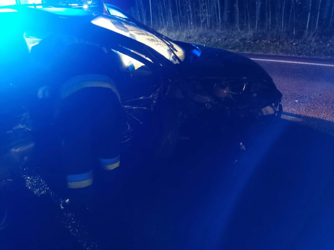 Pilne! Na drodze Starachowice-Lubienia zderzyły się dwa samochody osobowe. Są poszkodowani w tym nastolatka