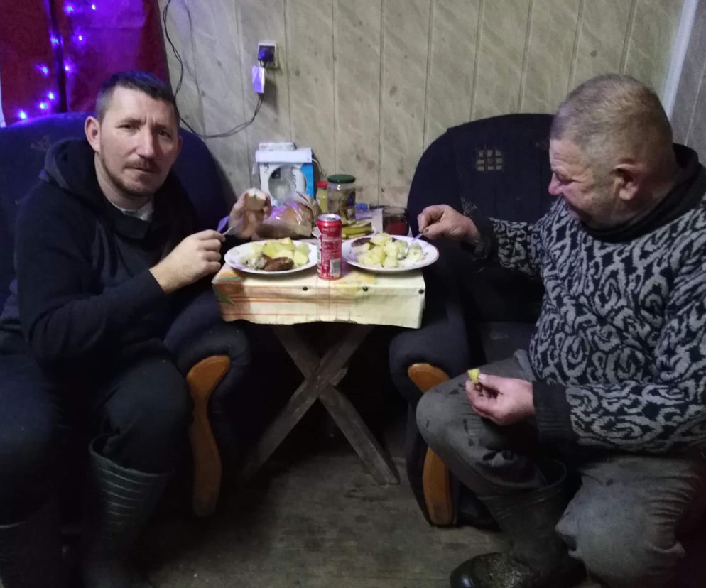 Tęgie mrozy w Plutyczach. Jak radzą sobie Gienek i Andrzej?