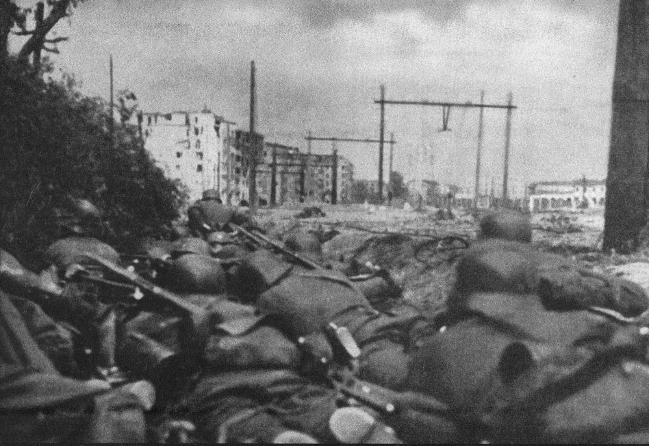 Żołnierze niemieccy podczas walk na Ochocie 8 września 1939 r.