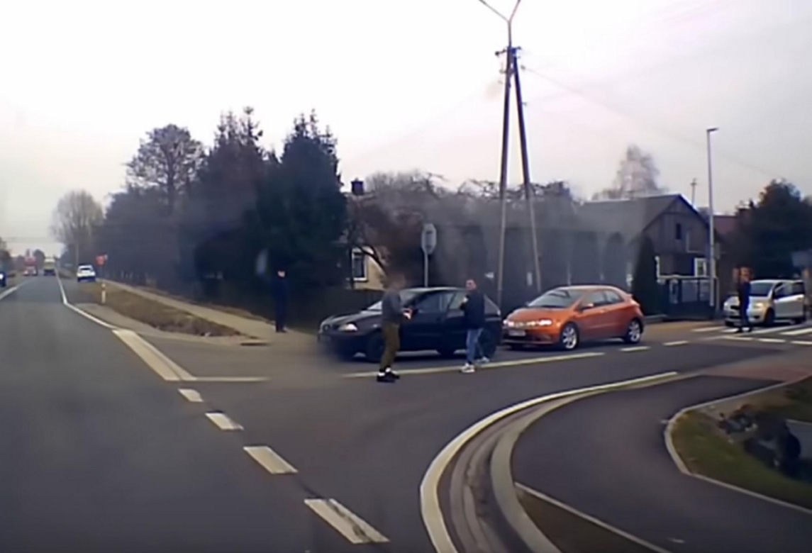 Do sieci trafiło szokujące nagranie. Brutalna bójka kierowców. Przez kilka minut kopali się na oczach świadków