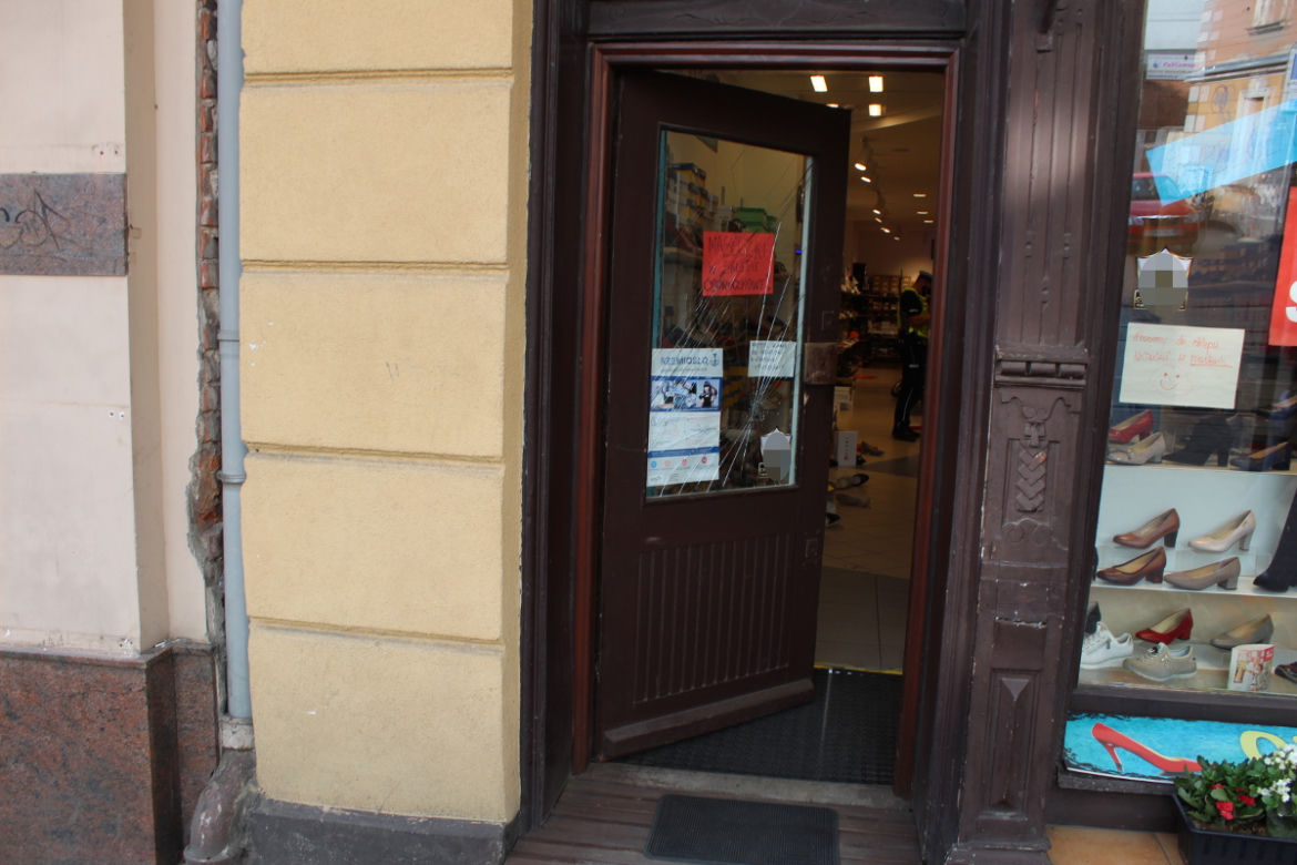 Niecodzienny wypadek w Grudziądzu. Wjechał motorowerem... do sklepu z butami!