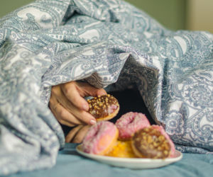 Banan, jogurt czy garść orzechów? Niektóre wieczorne przekąski mogą sprzyjać zasypianiu