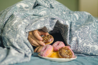 Banan, jogurt czy garść orzechów? Niektóre wieczorne przekąski mogą sprzyjać zasypianiu