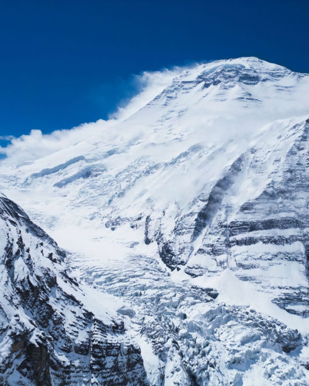 Bartek Ziemski zjechał na nartach z ośmiotysięcznika Dhaulagiri (8167 m n.p.m), wcześniej z Annapurny (8091 m n.p.m.) 