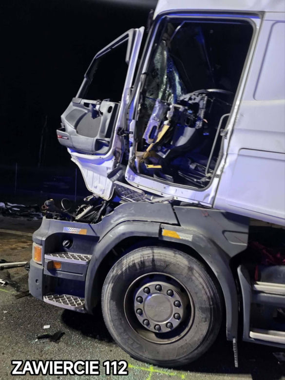 Dramat na DK78! Dwie ciężarówki zmiażdżyły osobówkę. Są ofiary śmiertelne. Kawałek dalej samochodowy karambol