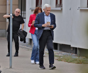Premier Jerzy Buzek chłodzi się piwkiem