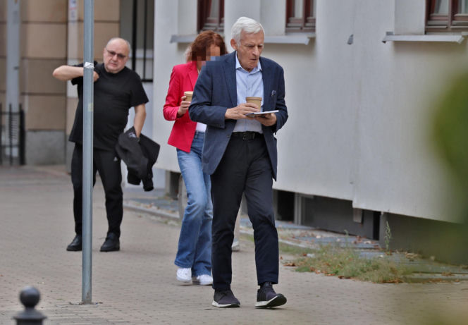 Premier Jerzy Buzek chłodzi się piwkiem