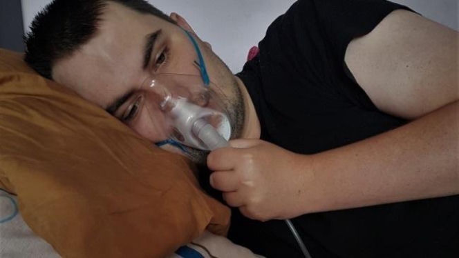 Przemek od lat pomaga innym, teraz sam potrzebuje pomocy. „Nauka nie zna drugiego człowieka z takim błędem w DNA”