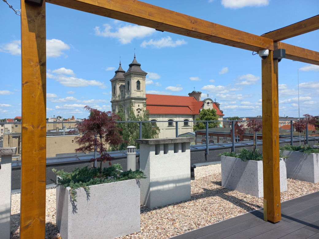 Ale miejsce! Letnia czytelnia na dachu biblioteki w Lesznie prawie gotowa