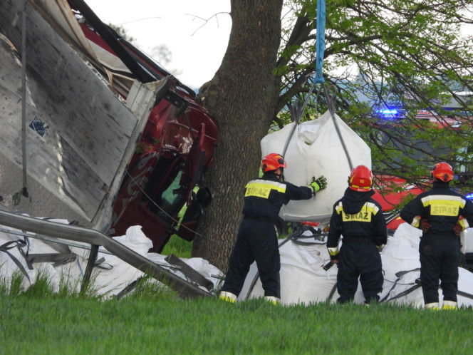 Kierowca zmiażdżony w aucie po czołowym zderzeniu