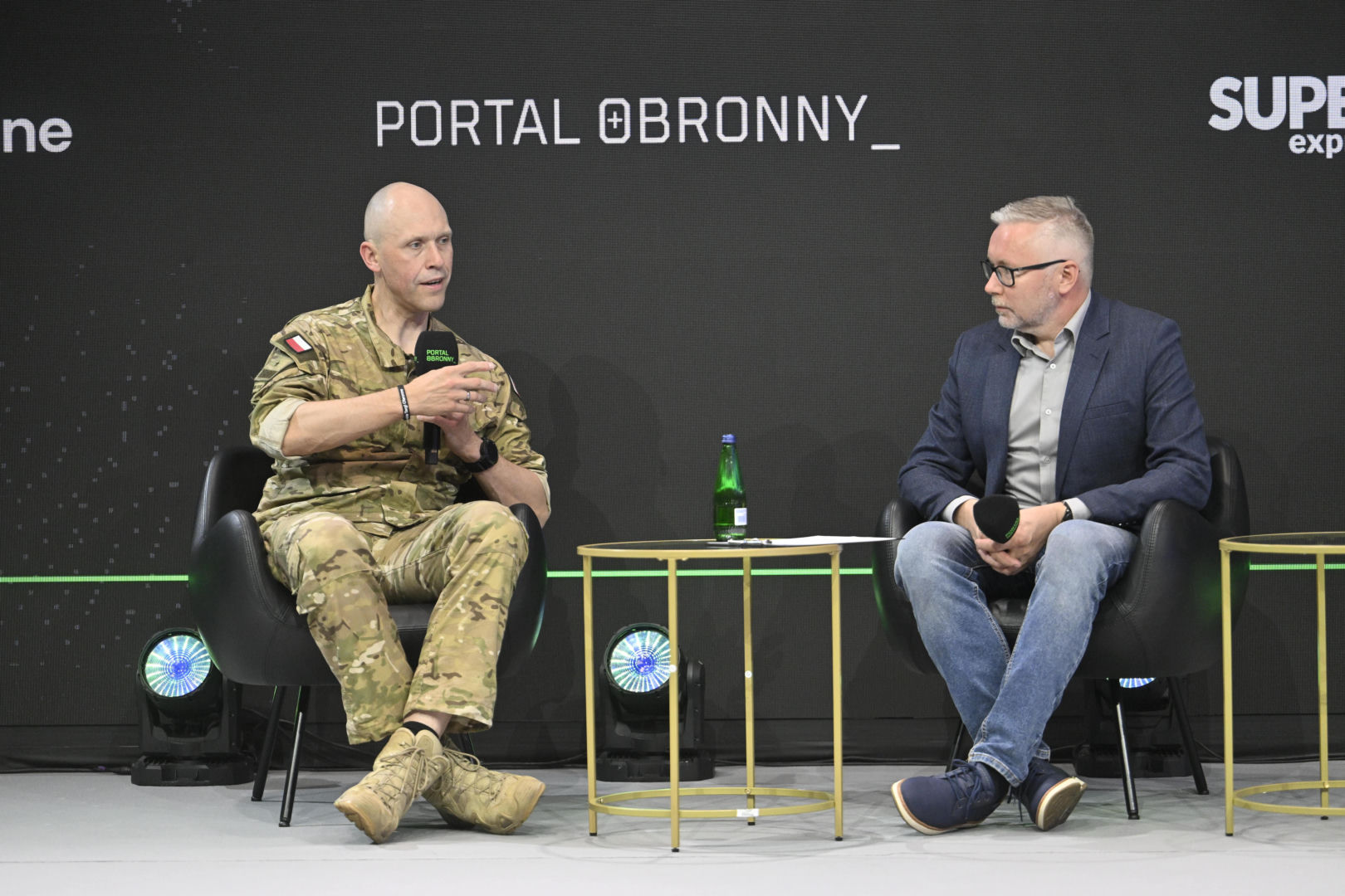 Warszawskie Targi Obronne. Scena Biała. Fire chat: Gen. Chmielewski o pasji do cyberbezpieczeństwa i i ekstremalnego biegania