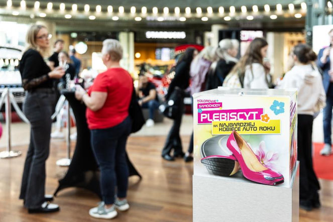 Zgarnęła nowiutkie auto na weekend! Tak Lubin świętował Dzień Kobiet. A wystawa Kolorowe Samochody trwa dalej!  