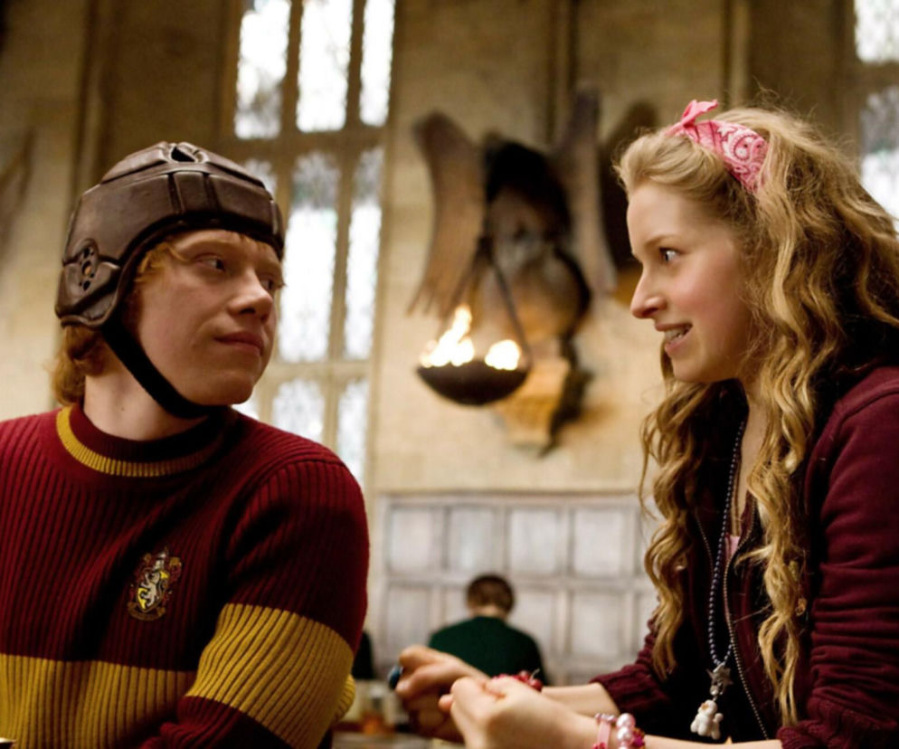 Kadr z filmu: Ron Weasley w kasku do quidditcha i Lavender Brown. O zarobkach aktorki Jessie Cave przeczytasz na Eska.