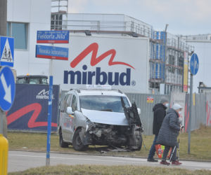 Wypadek na Gocławiu. Mężczyzna uwięziony w aucie! 