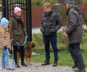 M jak miłość odc. 1204. Paweł (Rafał Mroczek), pies Kminek (Lizak), Ala (Olga Frycz), Basia (Gabriela Raczyńska)