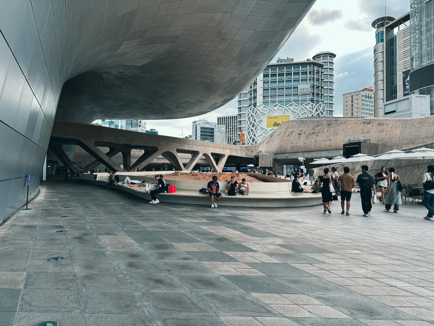 Zaha Hadid i jej Dongdaemun Design Plaza w Seulu