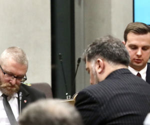 Posłowie pracują w komisji bez maseczek na ustawą Lex Kaczyński 
