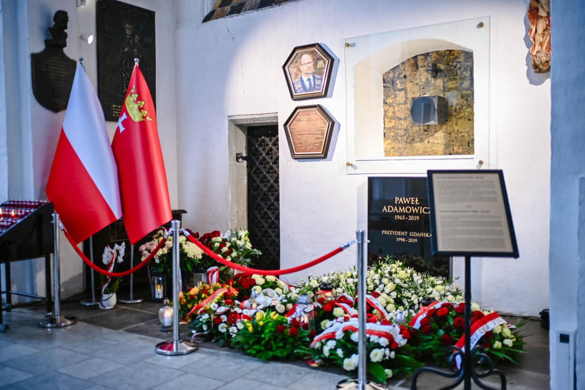 Grób Pawła Adamowicza i miejsce zamachu w szóstą rocznicę tragedii