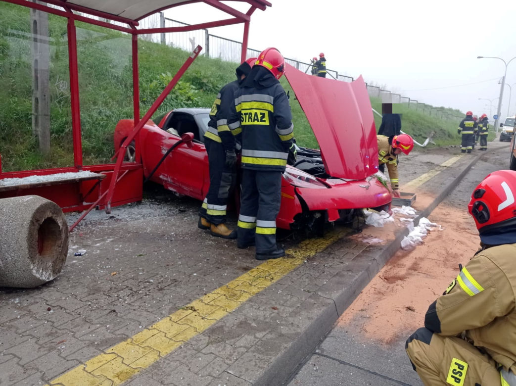 Sportowy chevrolet rąbnął w przystanek autobusowy!