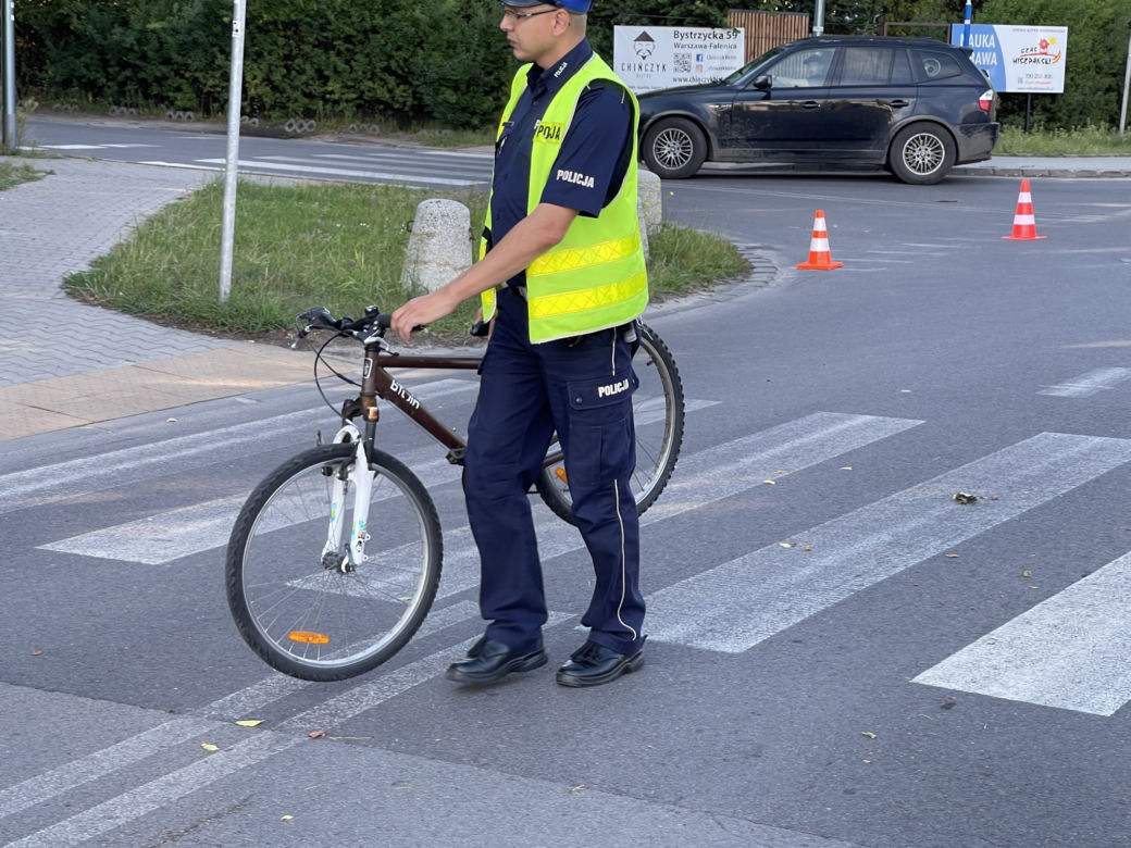 Dramat w Falenicy. Dziecko na rowerze wpadło pod busa. 9-latek w szpitalu, w akcji śmigłowiec