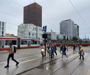 Blokada przystanku Piotrkowska Centrum przez strajkujących pracowników łódzkiego MOPS-u