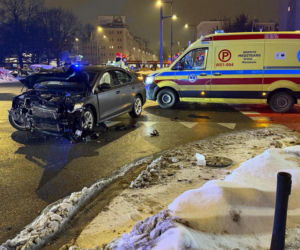 Potężna kraksa w Warszawie. Nieoznakowany radiowóz rozbity, są ranni