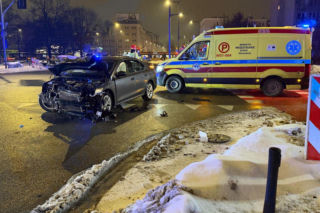 Potężna kraksa w Warszawie. Nieoznakowany radiowóz rozbity, są ranni