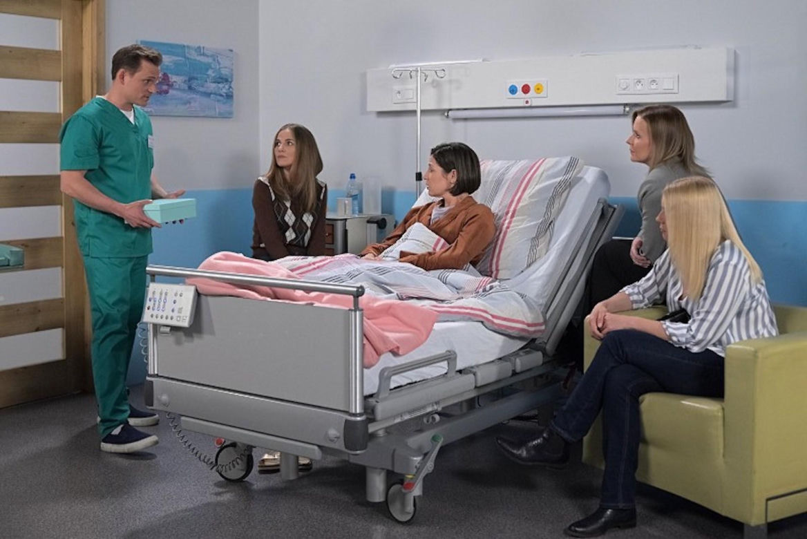 Pierwsza miłość odc. 4043. Kinga (Aleksandra Zienkiewicz), Marysia (Aneta Zając), Emilka (Anna Ilczuk), Marta (Honorata Witańska),  Maurycy (Dawid Dziarkowski),