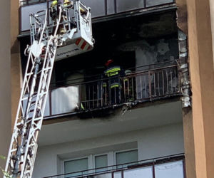 Pożar bloku na Gocławiu. Balkon wieżowca stanął w ogniu