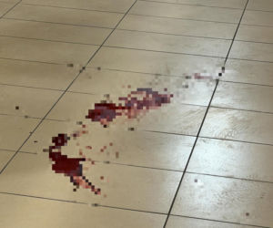 Bójka na Targówku zakończona tragedią. Jeden z mężczyzn spadł z pierwszego piętra. Nie żyje