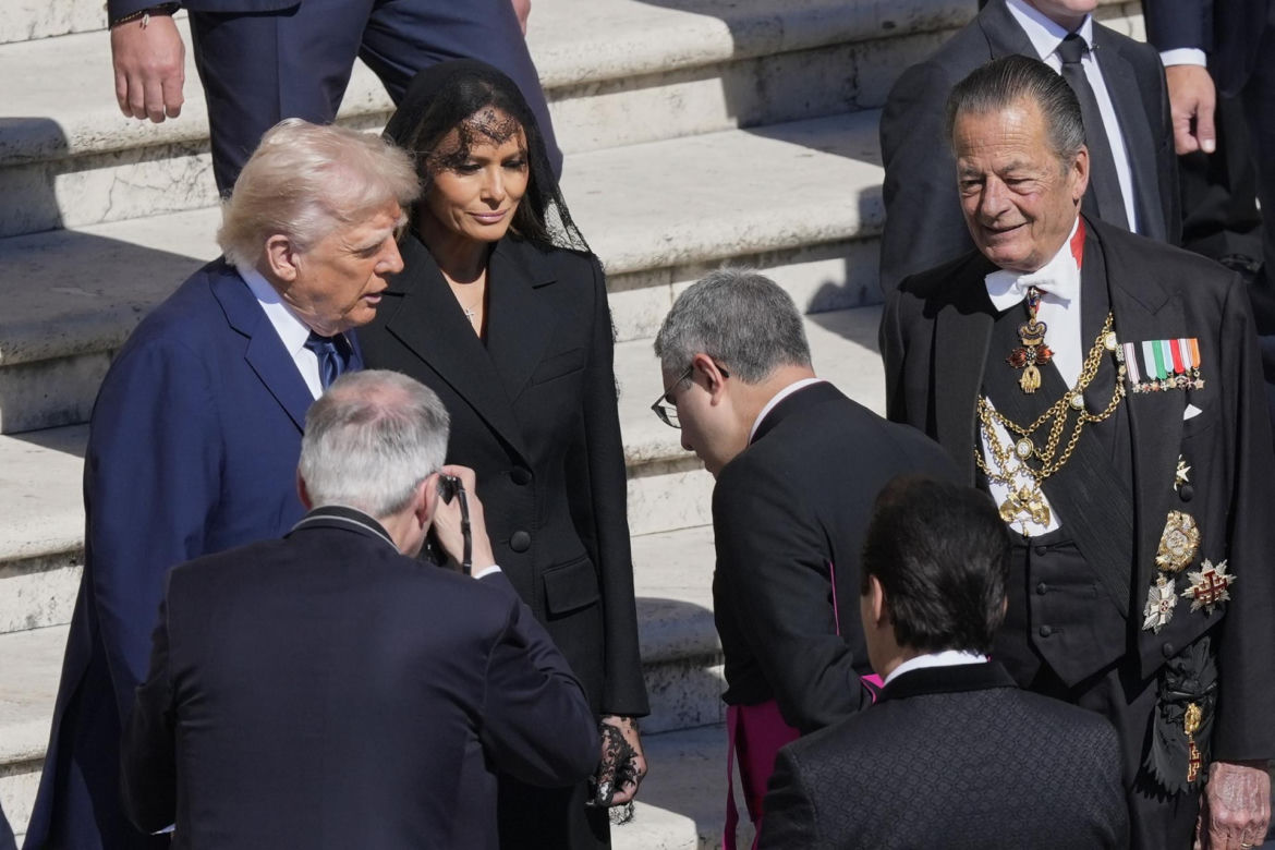 Donald Trump tuż przed pogrzebem papieża Franciszka podszedł do trumny. Co się stało?
