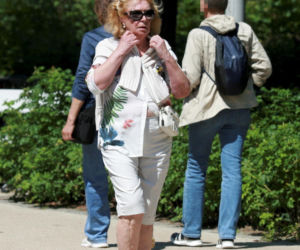 Ewa Wiśniewska je samotnie obiad nad morzem