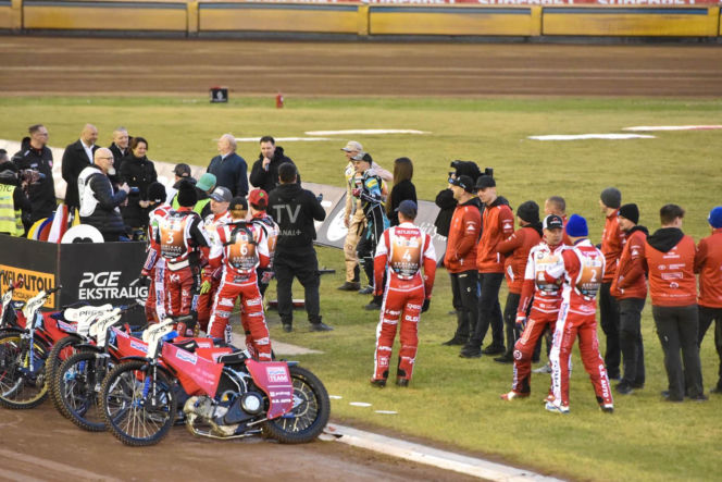 PRES Grupa Dewloperska Toruń - Abramczyk Polonia Bydgoszcz, zdjęcia kibiców i zawodników z pożegnania Adriana Miedzińskiego