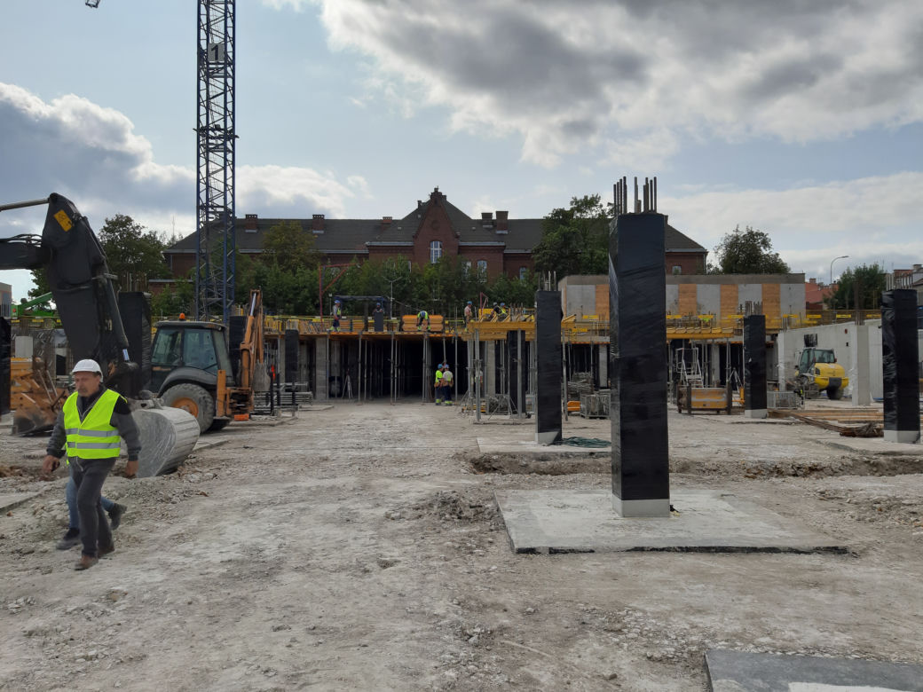 Fragmenty konstrukcji parkingu pod CUP